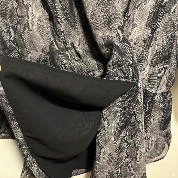 Aritzia Babaton woman’s Alexander Snake print silk peplum blouse size L - Picture 4 of 8